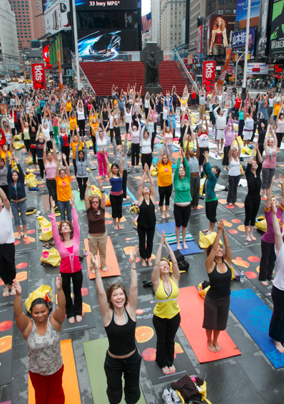 Solstice Yoga (via <a href="http://www.timessquarenyc.org/about_us/events_solstice.html">Adam Pantozzi</a>)